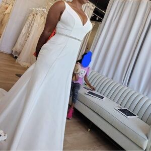 New/Unused Elegant Ivory A-line Sleeveless Bridal Gown